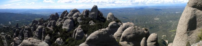 Des del cim del Morro Pla tenim una panoràmica immillorable d'Agulles i la Canal Ampla